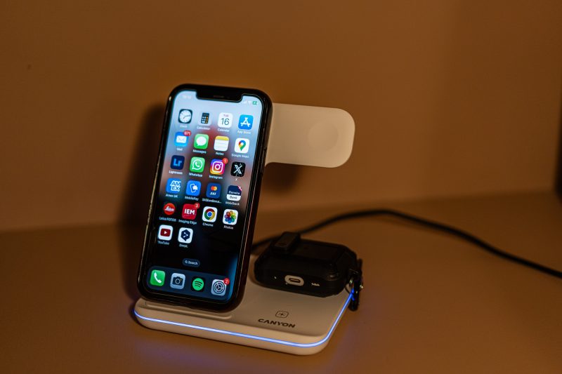Canyon_3in1_charging_station-charging_2_devices