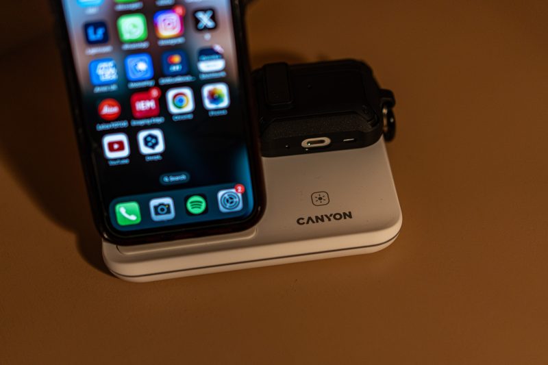 Canyon_3in1_charging_station-front_Switch