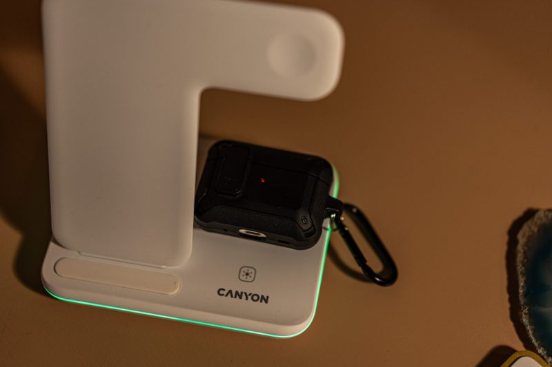 Canyon_3in1_charging_station-light