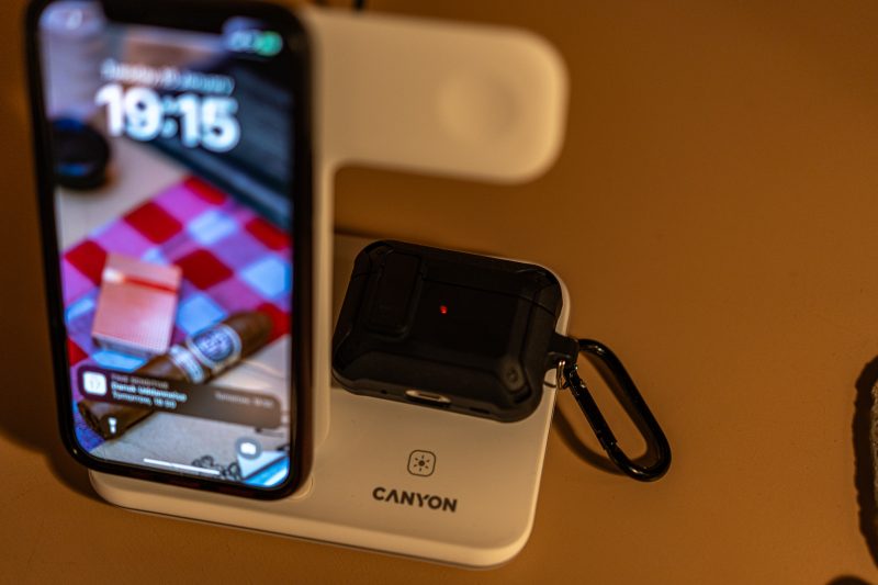 Canyon_3in1_charging_station-charging_airpods